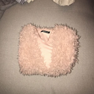  - Rosa/beige väldigt mjuk "jacka"!!  Funkar mer till sommaren utomhus, annars en väldigt fin kofta ! 😊😊