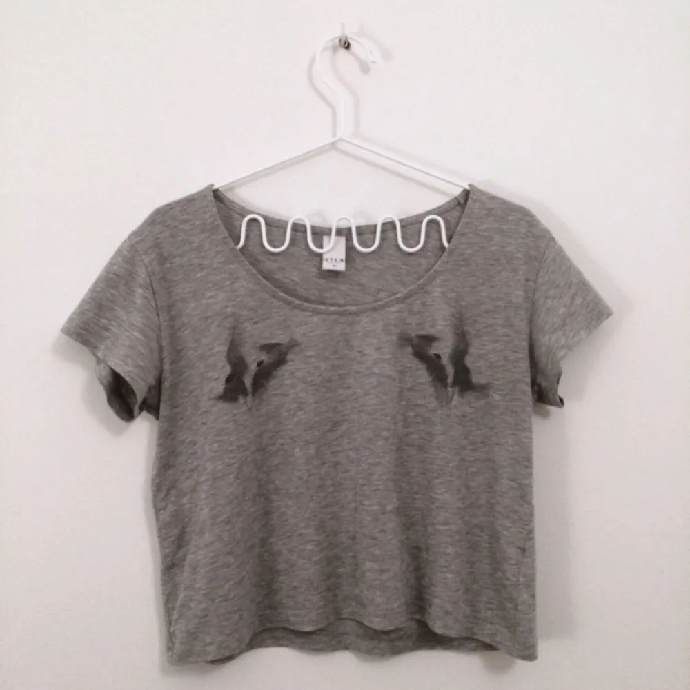 grå t-shirt från vila med fågeltryck över bröstet, storlek XS. jättefin och mjuk!! . T-shirts.