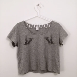  - grå t-shirt från vila med fågeltryck över bröstet, storlek XS. jättefin och mjuk!! 