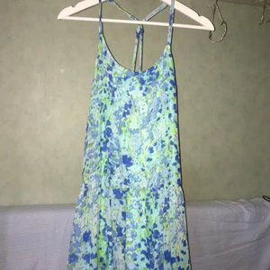  - Knälång fin vår/sommarklänning! Från abercrombie and fitch! Frakten kostar 35kr, kan mötas upp i stockholm också