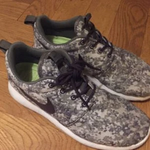  - Nike roshe run. Limited edition ”digicamo”. Fint skick! Kan mötas upp i skanstull i Stockholm alternativt skicka mot betald frakt.