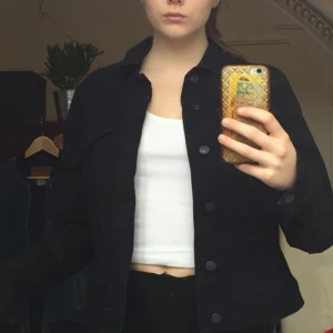  - Svart jeansjacka från Crocker i storlek M (jag har vanligtvis S). Köpt för 500kr och säljes för hälften. Köparen står för eventuell fraktkostnad, kan även mötas upp i Stockholmsområdet. 