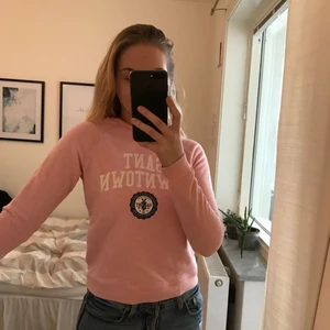  - En tjocktröja från gant i storlek XS men även jag som vanligtvis har S kan ha den. Betalning sker via swish, köparen står för frakt 👍🏼