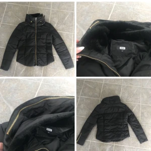  - Svart jacka från bikbok med hög krage, i kragen är de fuskpäls. Guldiga dragkedjor och detaljer. Jätte fint skick! 250kr inklusive frakt, har swish! 