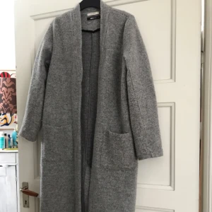  - Längre grå kappa i 50% ull.