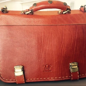 - Säljer min fint väska i äkta och hög kvalitet läder. Väldigt snygg och klassisk för business