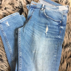  - Asbekväma ljusblå raka jeans från Zara Premium Denim med diskreta slitningar här och var. Väldigt sparsamt använda och inga synliga skavanker (utöver de som fanns där från början). Troligtvis i en något croppad modell då jag är lite kortare och de passar mig perfekt i längden. Frakt tillkommer, alt möts vi upp i Göteborg/Borås-området. 
