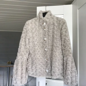  - Päls / faux fur jacka i beige färg, i fint skick. Kan mötas upp i Göteborg annars frakta mor kostnad 