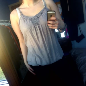  - Lång blus utan ärmar. Går att ha som lång eller lite kortare, knappt använd och i fint skick. Säljer pga att jag inte använder den.