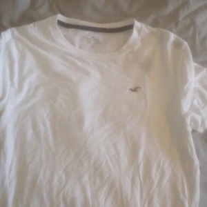 Hollister tshirt - Hollister t-shirt. 