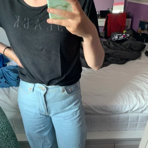 Lager 157 svart t shirt - Super skön tröja, köpt 150kr, står black på mitten av tröjan med svart, väldigt tunn och luftig tröja, säljer pga ingen andvänning 