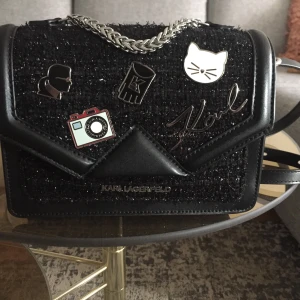 Karl Lagerfeld väska  - Använd 2 gånger så den är i ny skick .
