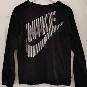 Svart sweatshirt från Nike i strl 12-13 år men passar xs (kanske en liten S beroende på önskad passform). Använd men i bra skick, inga defekter. Niketrycket är i gråvit sammet. 