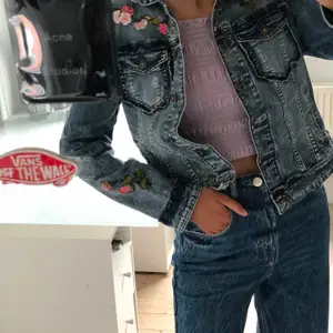 Säljer denna super snygga jeansjacka från desigual som köptes för 1700kr! Kom aldrig till användning därav säljer jag den. Frakt tillkommer📦