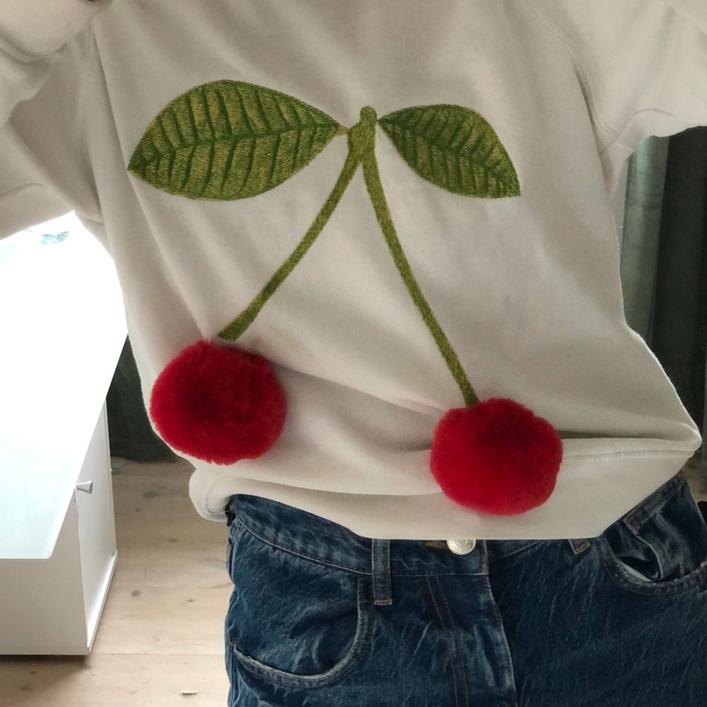 Såå himla söt tröja från Bik bok med två 3D körsbär. Väldigt snygg med en vit kjol eller jeans. Frakt tillkommer📦. Huvtröjor & Träningströjor.