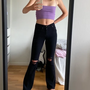 Populära Dr Denim jeans - Säljer dessa populära svart bootcut jeans med slitningar på knäna från Dr Denim! De är i bra skick och har inga tydliga defekter. Storlek xs/32 och midjemåttet är xs och längden är 32. Passar en lång smal tjej. Jag är 173cm. 