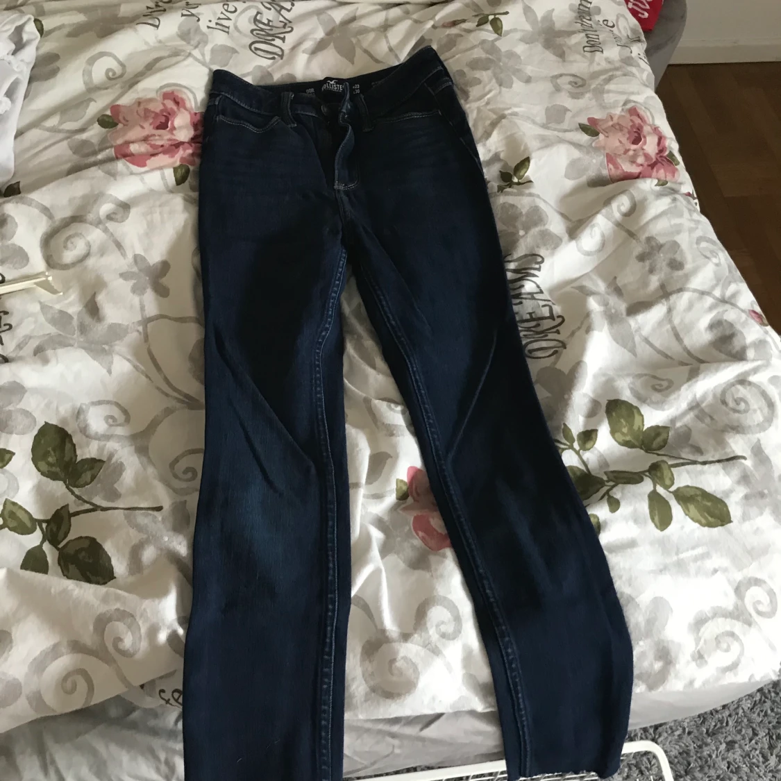 Snygga mörkblå hollister jeans  - 90