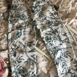 Coola kostymbyxor från zara  - Coola och slutsålda kostymbyxor från zara i storlek 34/xs. Både sköna och häftiga. Nytt skick då jag ändast använt dem en gång. Byxorna passar någon som är 160-170 