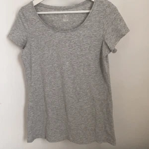 T-shirt  - Grå t-shirt från Kappahl, storlek M, använd 1 gång. Nypris 149kr, mitt pris 60kr + frakt.