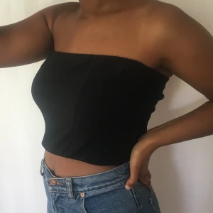 svart tubtopp - Svart bekväm tubtopp som passar till allt.