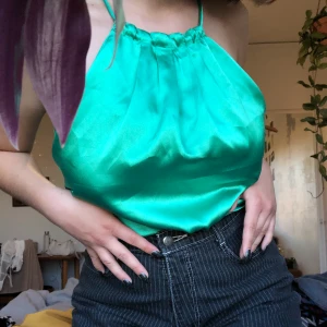 IVYREVEL linne💚 - Grönt linne med sidenliknande polyestertyg. I bak är det ett knäppe, se tredje bilden. Köpt på secand hand men inte använd. Väldigt bra skick! Frakt tillkommer. 💚