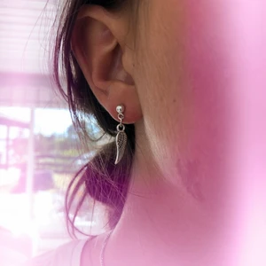 Örhänge med vinge😇 - Silverörhönge med en vinge på! Detta är så fint och jag tycker att det liknar Zadig! Framtvingar inte!🥰🥰😇🌅🌅🌅🦋🦋🦋💞💞💞