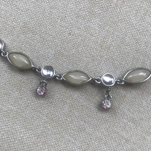 Fint Armband med Stenar - Jättefint armband som tyvärr är något för stort för mig. Kan mötas upp i Malmö eller så står köparen för frakt 👊