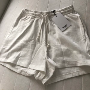 SÄLJER VITA SHORTS MADLADY NYA - INTRESSE KOLL!! ORGINAL pris 249 kr säljer för 200kr helt nya men passade it riktigt! 
