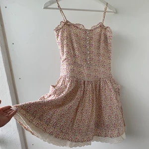 Klänning från Mango - Så fin blommig klänning från Mango! Helt slutsåld så passa på att fynda! Använd en gång. Storlek S.