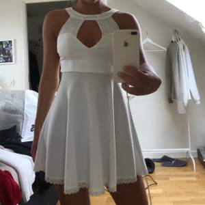 Super fin vit klänning som sitter jättesnyggt! Säljes då den inte kommer till användning längre. Köparen står för frakten! 