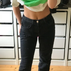 Zara jeans - Skitsnygga svarta jeans från zara som sitter så bra på kroppen😍 jag är 168 cm 