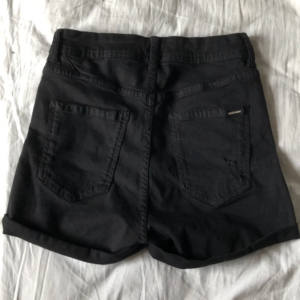 Fina svarta jeansshorts med slitningar, helt oanvända och kommer från bershka. Storlek 36, w/26🤩. Shorts.