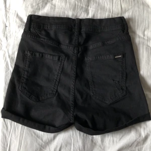 svarta jeansshorts!  - Fina svarta jeansshorts med slitningar, helt oanvända och kommer från bershka. Storlek 36, w/26🤩