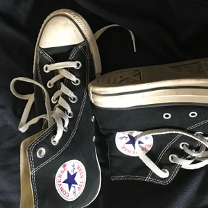Converseskor - Converse i svart ganska använda men lätt att tvätta