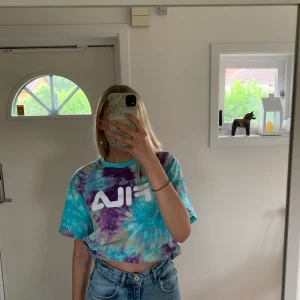 Tie dye tröja - Använd 1 gång så i bra skick! Supersnygg att vika in i bh:n som jag gjort på första bilden och även snygg som vanligt på de två sista bilderna! 