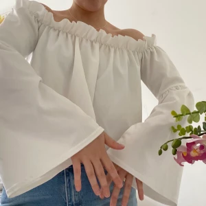 Sommarblus från Nelly - Somrig blus från Nelly Trend. Volangärmar.  Allt är tvättat efter jag har fotat plaggen på mig. Jag möts upp i Stockholm vid köp av 2 eller fler plagg, annars kan jag frakta för 42kr via postnord. Ej spårbar.😊