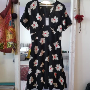 Vero Moda sommarklänning storlek L, BUDGIVNING - Superfin sommarklänning i storlek L. Aldrig använt. Nypris 489:- Frakt tillkommer.