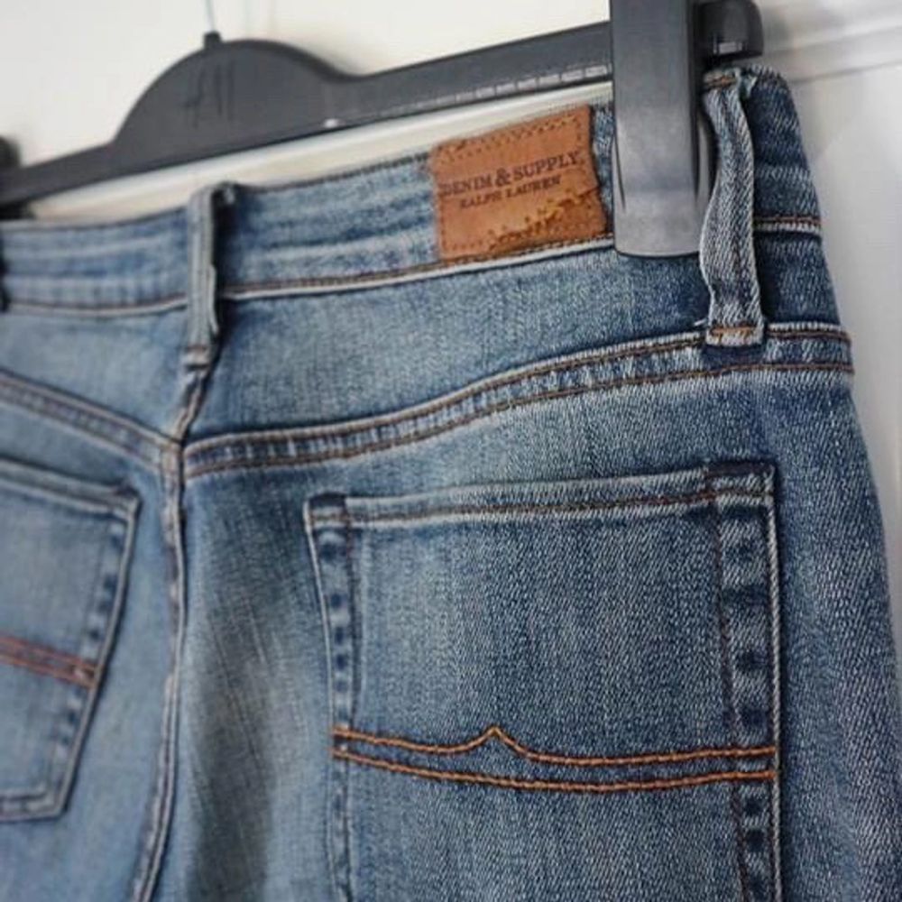 Säljer ett par skinny jeans som är lågmidajde från Ralph Lauren, köpta från Best of Brands. De är i mycket bra skick!  Storlek: 28/32. Jeans & Byxor.