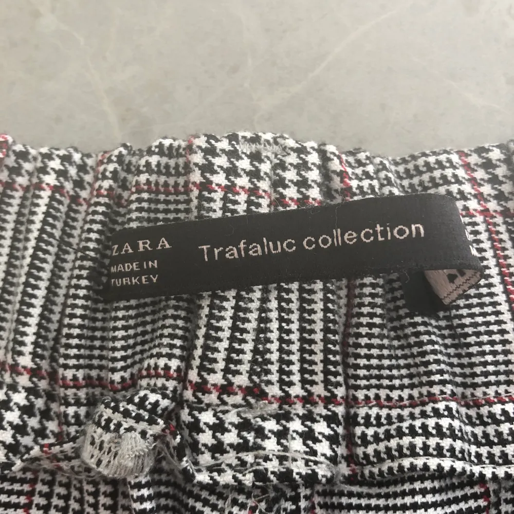 Säljer mina snygga kostymbyxor från Zara’s Trafaluc collection i storlek XS, men passar folk med S oxå. På en annan hemsida (sellpy) där de säljer begagnade  varor säljer de dessa byxor för 200kr! Hur mycket de kostade från början minns jag inte! ❤️❤️. Jeans & Byxor.