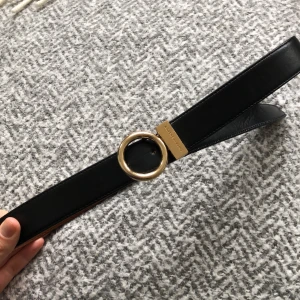 Skinnskärp från Tiger of Sweden  - Svart Skinnskärp från Tiger of Sweden! Skinnremmen är i mycket bra skick men själva knäppet (se bild 2&3) är lite slitna! 