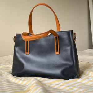 Läderväska - Köpt 2017 i Rom, äkta läder av märket VERA PELLE. Knappt använd och är i utmärkt skick. Pris diskuterbart!