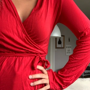 Omlott topp  - Röd omlott tröja från Nelly , st s , super fin❤️❤️❤️