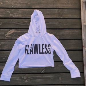 Cropped hoodie  - Storlek XS funkar även på S om man inte har för stor byst. Jag säljer dessa eftersom jag gått upp i vikt och inte längre kan använda de, de är stretchiga i materialet.