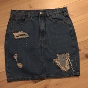 Jeanskjol från monki - Säljer denna sjukt snygga jeanskjolen från monki! Den är jeansblå med två fickor där bak. Aldrig använd! (Endast testad). Storlek 38, men passar 36. Nypris 199:- Mitt pris 60 inkl frakt, de går att pruta!☺️✨