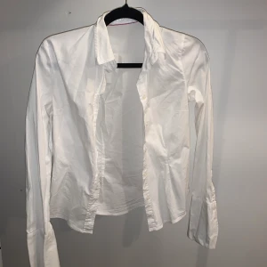 Vit skjorta - Vit skjorta från Bruuns Bazaar, det är storlek 38 men skulle säga att den är liten i storleken🥰 