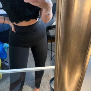 så jäääkla snygga kostymbyxor från Nelly - de är högmidjade och supersnygga att styla me en gripas tröja💫🤩