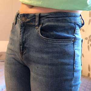 Blåa boutcat jeans, bra skick, använda fåtal gånger. Säljs eftersom dom är förkorta till mig. Köparen står för frakt.