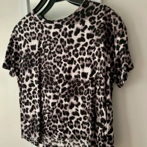 T-Shirt med leopardtryck från lager 157 - Väldigt fin T-shirt från Lager 157 med leopardtryck 🖤🤍 använd men i väldigt fint skick! Frakt tillkommer och vid flera köpare blir det budgivning som avslutas 24 timmar efter första budet 🖤🤍
