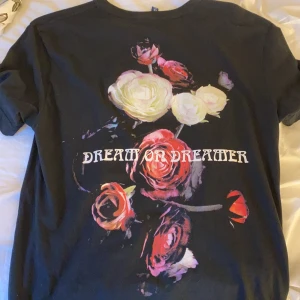 T-shirt med tryck!! - säljer denna snygga T-shirt med ett jätte fint tryck där back och fram! Storlek S