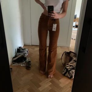 Helt nya fina Manchester flare stl 25 - Säljer mina helt nya manchesterbyxor i stl 25. Säljer pga köpte två likadana :-) märke: ziggydenim.  (frakt tillkommer)